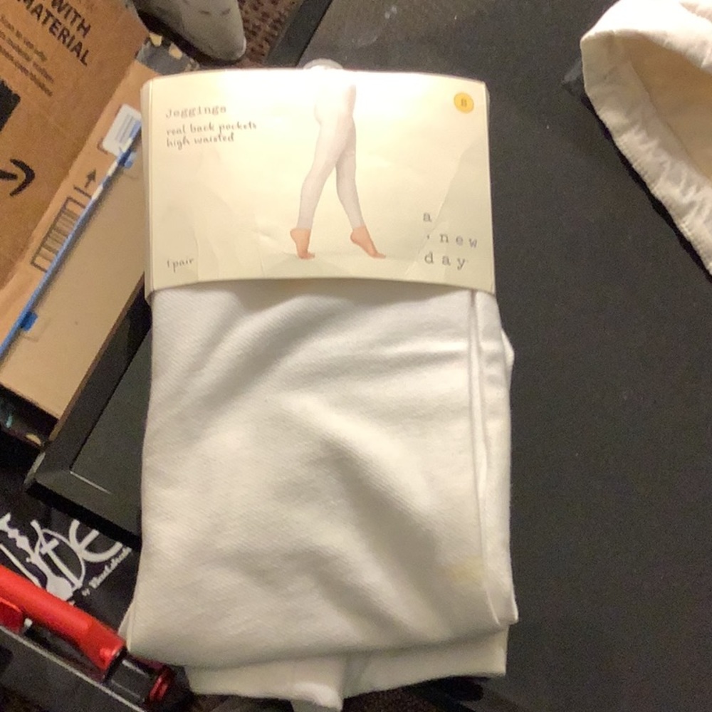 NWT white jeggings size small